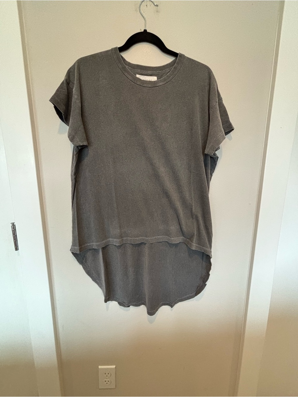 THE GREAT. Washed Gray High-Low Short Sleeve Tee